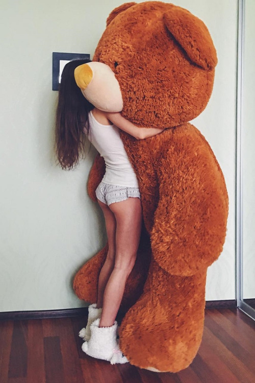 נערת ליווי רוסיה מחבקת דובי ענק